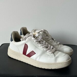 Vejas V-12 Leather Low-Top Sneaker